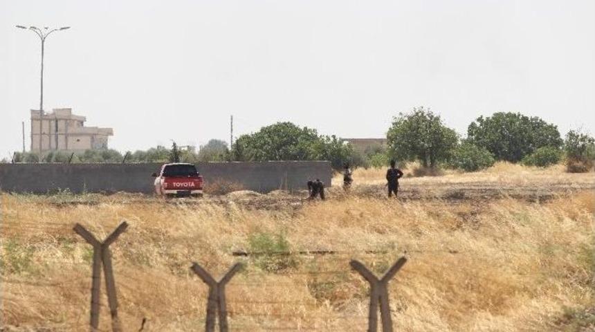 Sınıra Mayın D&ouml;şeyen Işid&rsquo;liler İlk Defa Bu Kadar Yakından G&ouml;r&uuml;nt&uuml;lendi