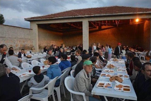 Zaferhamit Mahallesi Sakinleri Çifteler Belediyesinin İftarında Buluştu