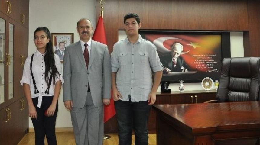 Muş Valisi, Teog Sınavında T&uuml;rkiye Birincisi Olan &Ouml;ğrencileri Tebrik Etti