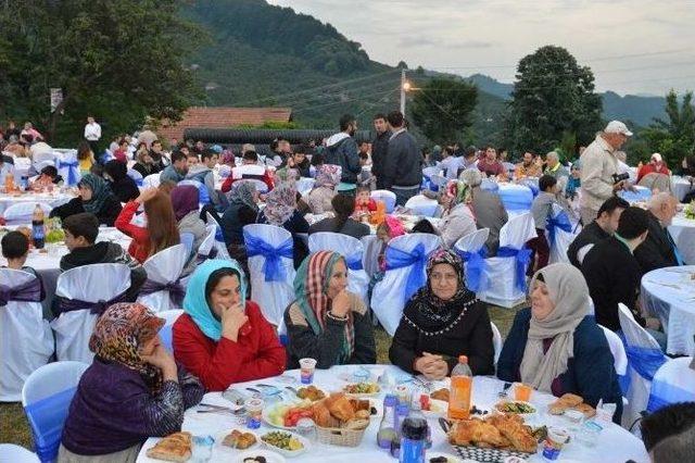 Karatavuk Köyü Muhtarı 2 Bin Kişiye İftar Verdi