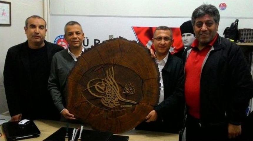 Opr. Dr. Kayıhan &Ccedil;ağlar&rsquo;dan T&uuml;rkav Başkanı Hasan Sezer&rsquo;e &rsquo;osmanlı Tuğrası&rsquo;