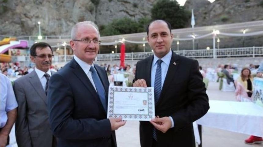 Vali &Ccedil;omaktekin&rsquo;den Eğitimcilere Başarı Belgesi