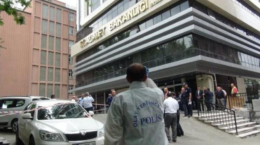 Adalet Bakanlığı Ek Binasına Ateş A&ccedil;an Kişi G&ouml;zaltına Alındı (2)