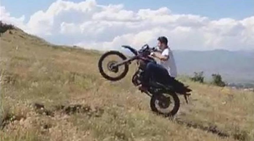 Kamyonet, Motosiklete &Ccedil;arptı: 2 &Ouml;l&uuml;