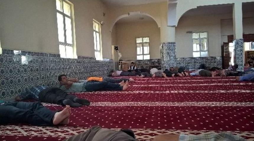 Silopi&rsquo;de Oru&ccedil;lu Vatandaşlar Camilerde Dinleniyor