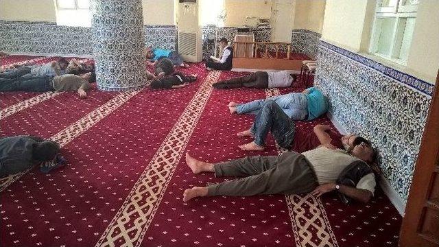 Silopi’de Oruçlu Vatandaşlar Camilerde Dinleniyor