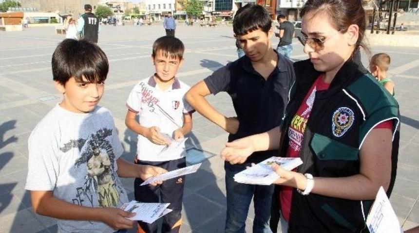 Diyarbakır Polisi Uyuşturucuya Dikkat &Ccedil;ekmek İ&ccedil;in Stant A&ccedil;tı