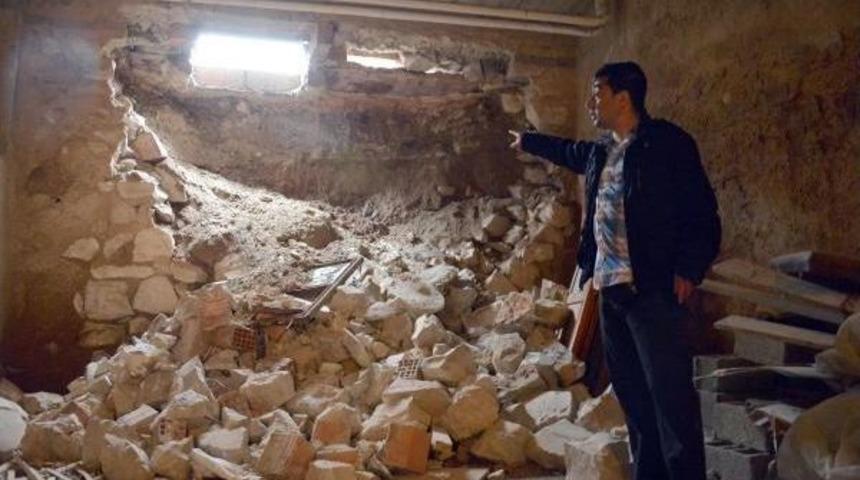 Apartmanın Temel Duvarı Yıkıldı, Vatandaşlar &Ouml;nlem Alınmamasına Tepkili