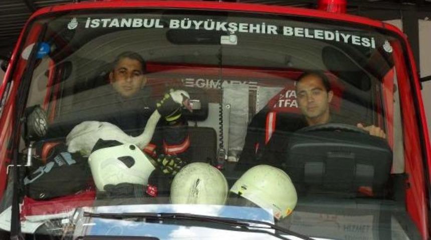 Denize D&uuml;şen Yaralı Kuğuyu Polis Ve Itfaiye Kurtardı