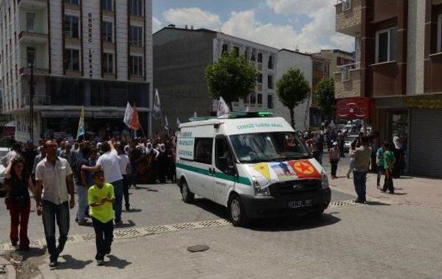 Kobani'deki Işid Saldırısında Ölen Ypg'linin Cenazesi İstanbul'da Toprağa Verildi