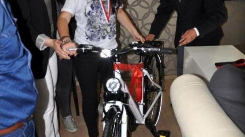 'ab' Konulu Resim Yarışmasının 3'&uuml;nc&uuml;s&uuml;ne Bilgisayar