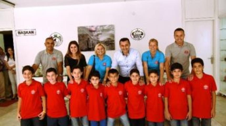 Minik Futbolcular Başkan Yücel’i Ziyaret Etti