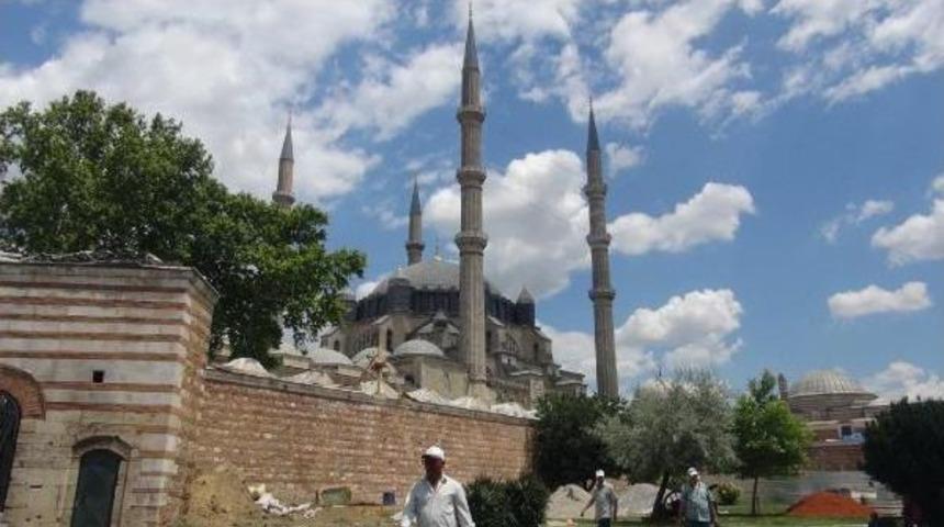 Tarihi Arasta &Ccedil;arşısı'nın Kurşunları Onarılıyor