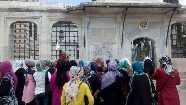 Gülüçlü Bayanlar Cami Ve Türbeleri Ziyaret Ediyor