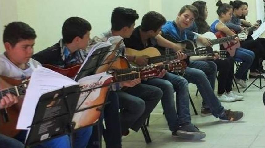 Yozgat Gen&ccedil;lik Merkezi Tarafından A&ccedil;ılan Bağlama Ve Gitar Kursu Yoğun İlgi G&ouml;r&uuml;yor