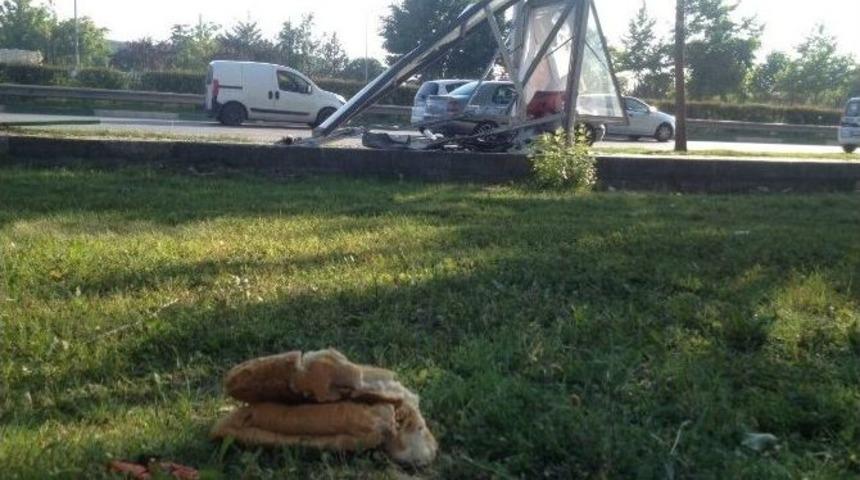 Otomobil Otob&uuml;s Durağına Daldı