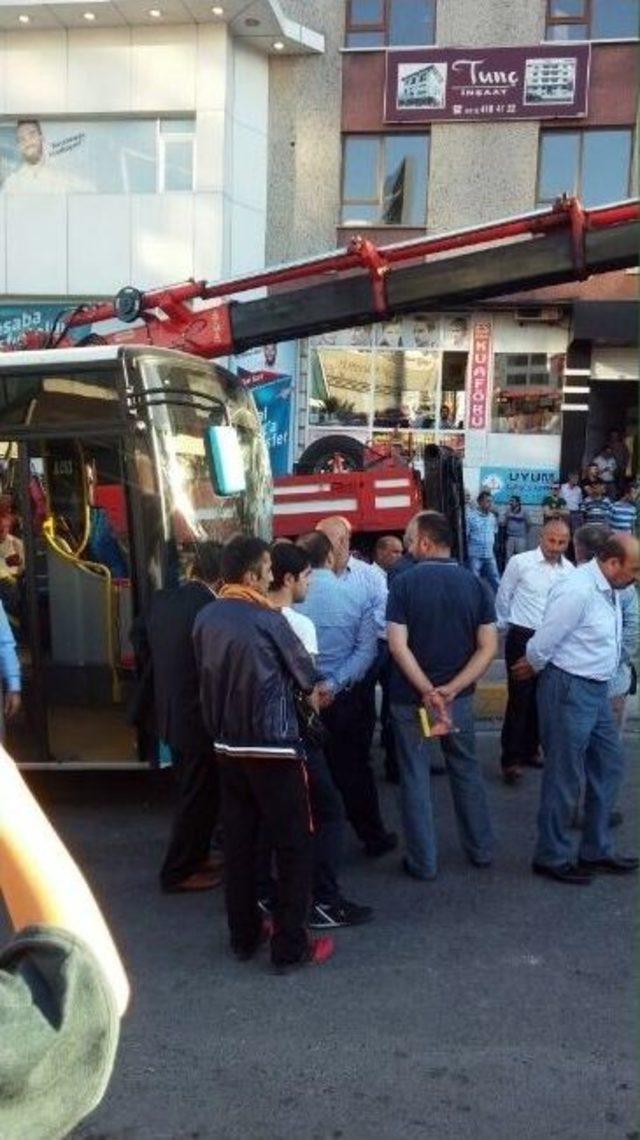 (özel Haber) Özel Halk Otobüsleri Kafa Kafaya Çarpıştı: 3 Yaralı