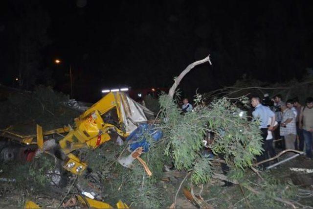 Lastiği Patlayan Tır Sulama Kanalına Devrildi: 1 Ölü