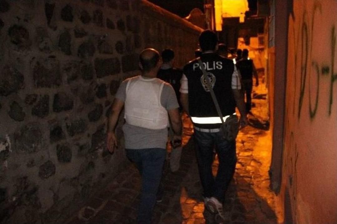 Diyarbakır Polisi Sur İl&ccedil;esinde G&uuml;ven Ve Huzur Uygulaması Yaptı