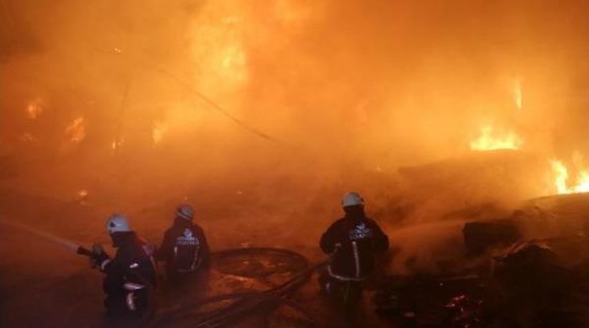 Avcılar'da Palet Deposunda Yangın