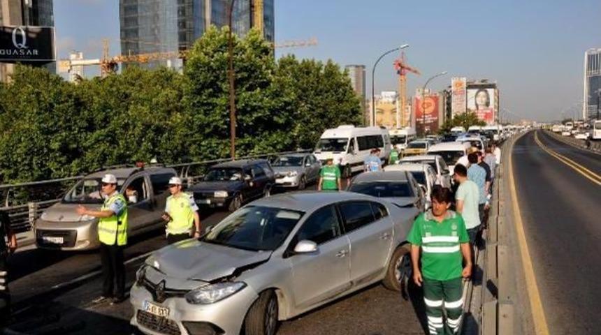 Mecidiyek&ouml;y'de 9 Aracın Karıştığı Zincirleme Trafik Kazası: 1 Yaralı