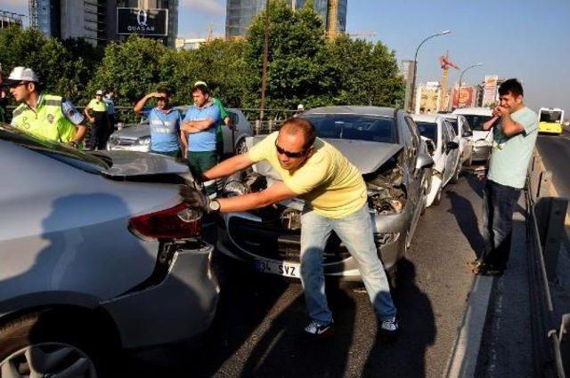 Mecidiyeköy'de 9 Aracın Karıştığı Zincirleme Trafik Kazası: 1 Yaralı