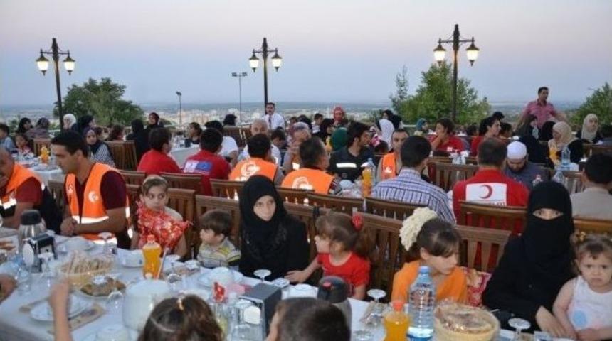 Vali Tapsız, Suriyeli &Ouml;ks&uuml;z Ve Yetimlerle İftarda Bir Araya Geldi