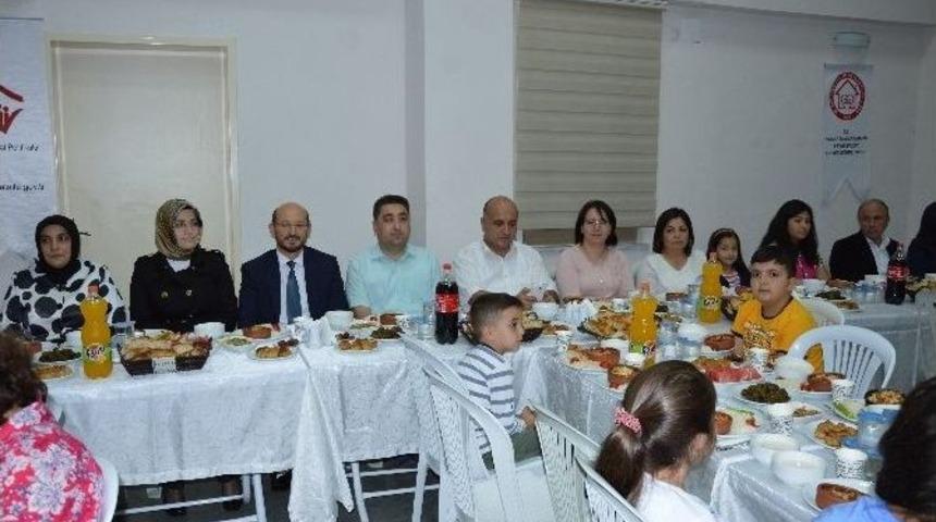 Sevgi Evlerinde Kalan &Ccedil;ocuklara İftar
