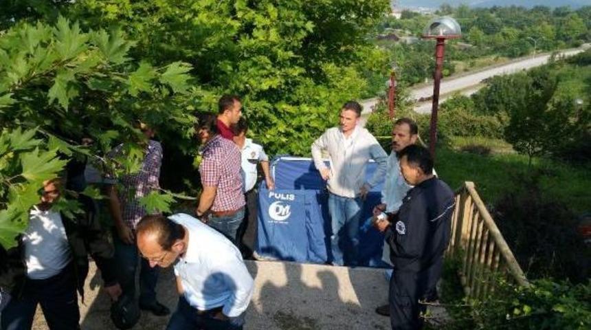 16 Yaşındaki Gen&ccedil; Parkta &Ouml;l&uuml; Bulundu