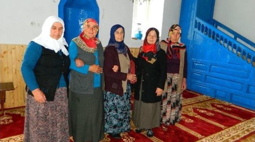 Kadın Muhtar, &Ccedil;alışkanlığıyla Erkek Muhtarları Kıskandırıyor