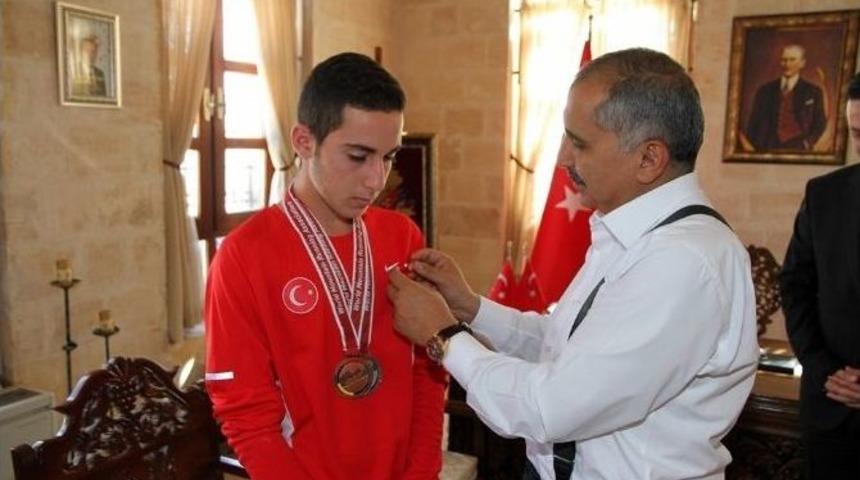 Şampiyon Sporcu Vali Ko&ccedil;ak&rsquo;la G&ouml;r&uuml;şt&uuml;