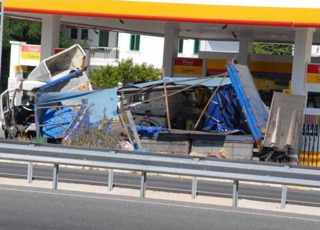 Tır'a Çarparak Devrilen Kamyon Akaryakıt Istasyonuna Daldı: 1 Ölü