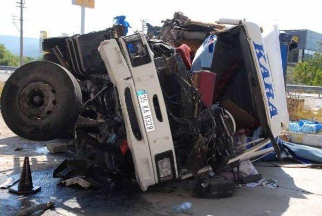 Tır'a Çarparak Devrilen Kamyon Akaryakıt Istasyonuna Daldı: 1 Ölü