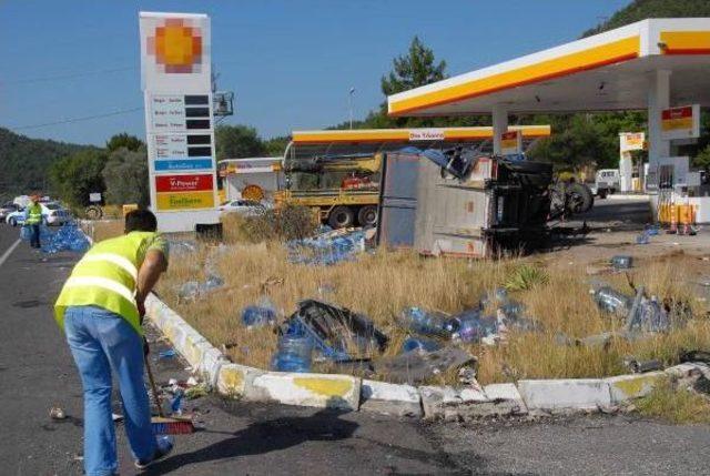 Tır'a Çarparak Devrilen Kamyon Akaryakıt Istasyonuna Daldı: 1 Ölü