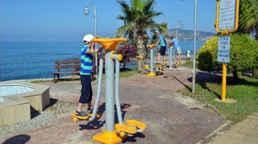 Alanya&rsquo;da Sahil Yolundaki Spor Aletleri Yenilendi