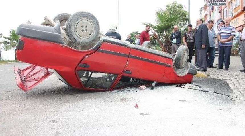 Kamyonet İle Otomobil &Ccedil;arpıştı: 3 Yaralı