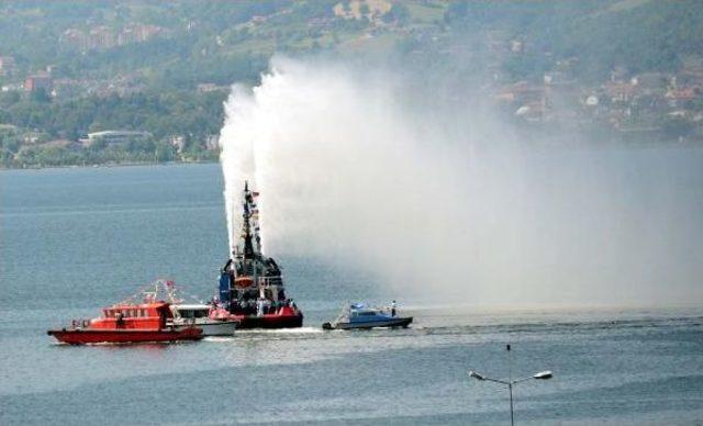 İzmit'te Denizcilik Ve Kabotaj Bayramı'nda Römorkörlerden Su Gösterisi