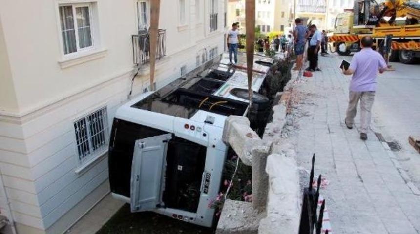 Yaşlı Adama Yardım I&ccedil;in Indiği Otob&uuml;s Site Bah&ccedil;esine Devrildi