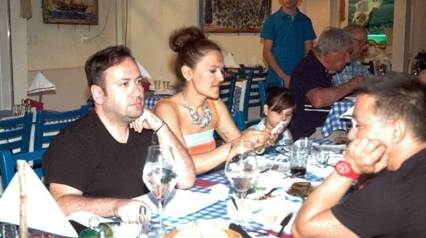 Demet Akalın Tatili Ve İşi Bir Arada Y&uuml;r&uuml;t&uuml;yor