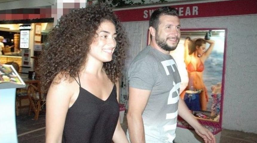 Dilan &Ccedil;ıtak Sevgilisiyle El Ele