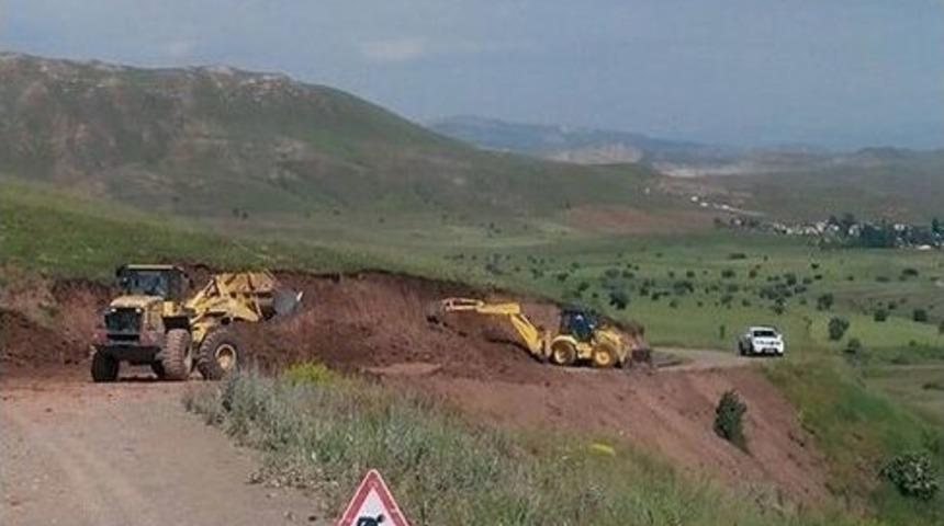 Hafik&rsquo;te Heyelan Nedeniyle Zarar G&ouml;ren Yol Onarıldı