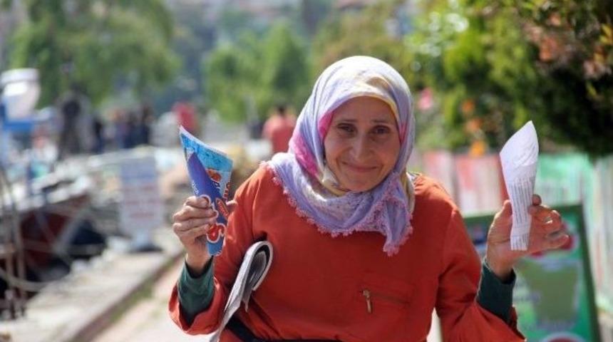 Engelli Kadın &Ccedil;ekirdek Satarak 4 Yetime Bakıyor