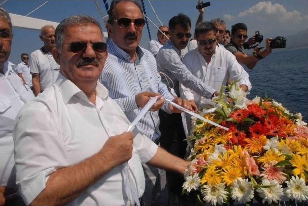 Deniz Şehitleri İ&ccedil;in Fethiye&rsquo;de De Denize &Ccedil;elenk Bırakıldı