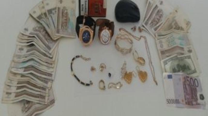 "boh&ccedil;acı" Kılığında Binalara Girerek Hırsızlık Yapan 3 Ş&uuml;pheli Yakalandı