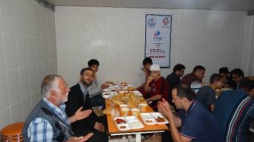 Maddeye Değil Manaya Bağlı Gen&ccedil;lik İftarda Bir Araya Geldi