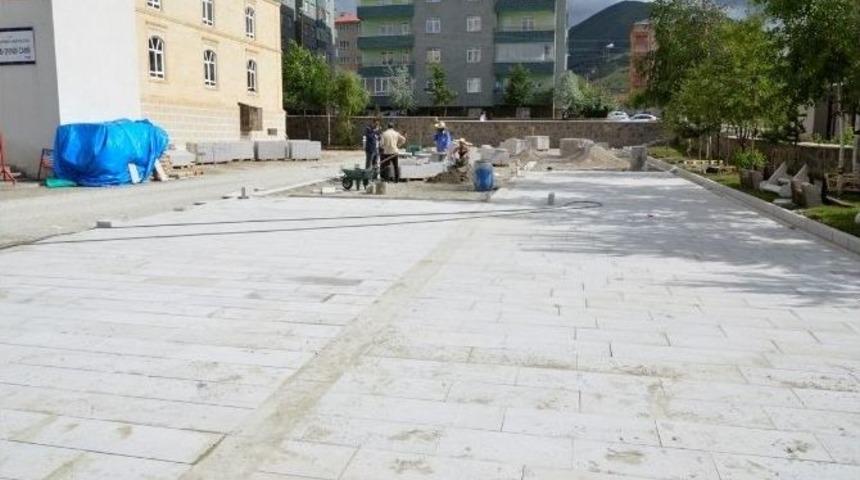Paland&ouml;ken Belediyesi, Camii Bah&ccedil;elerine El Attı