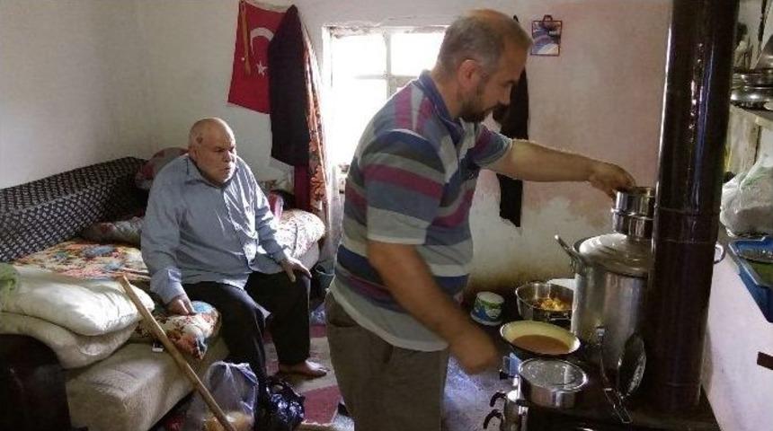 Kırıkkale&rsquo;li İdil Ailesi 5 Aileye İftar Yemeği İkram Ediyor