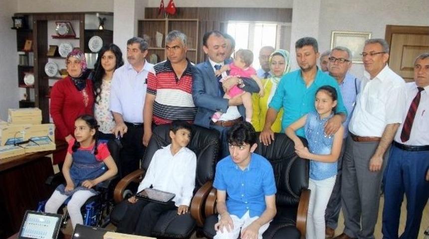 Engelli &Ouml;ğrencilere Tabletleri Dağıtıldı