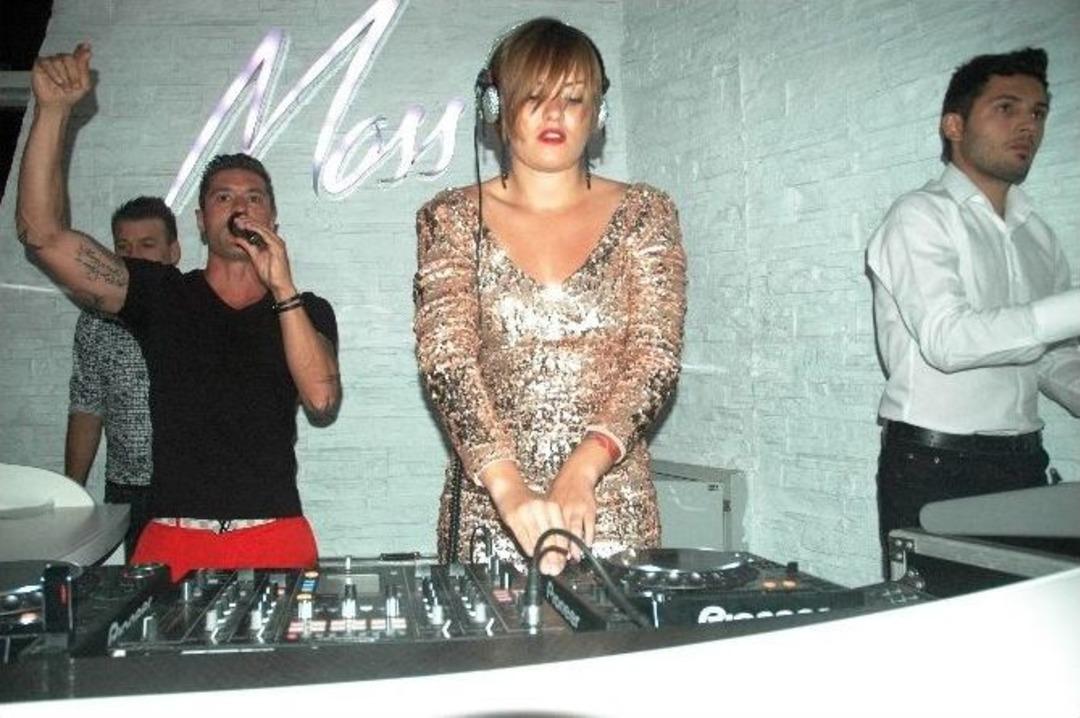 &Uuml;nl&uuml; Dj Lana Bodrum&rsquo;u Coşturdu