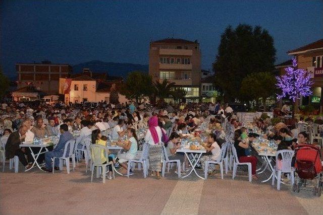 Şehzadeler’den Karaağaçlı’da İftar Sofrası